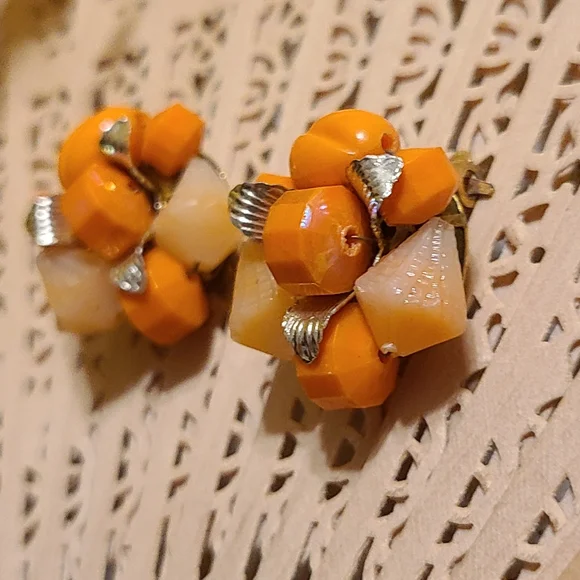 Vintage clip on Earrings for sale - Picture 4 of 7